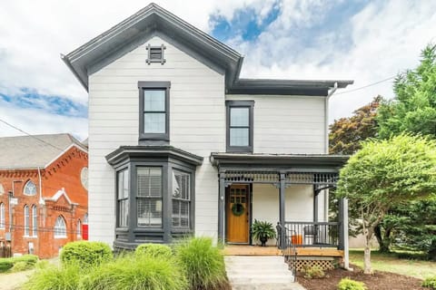 Charming historic home, walking distance of downtown breweries, restaurants etc.