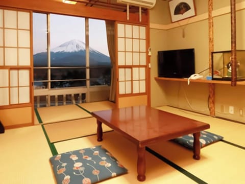 ・[Japanese-style room example] You can see Mt. Fuji and Lake Shoji from the large window.