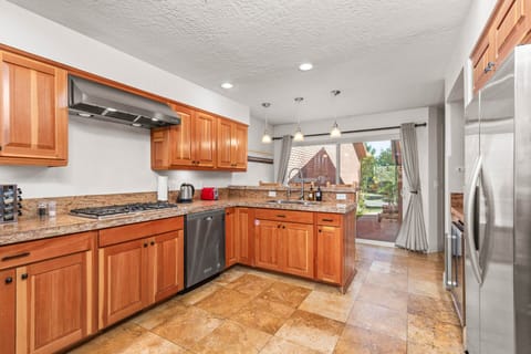 Park West Village 3953: Main level kitchen