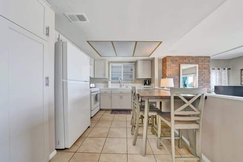 Kitchen & Island seating