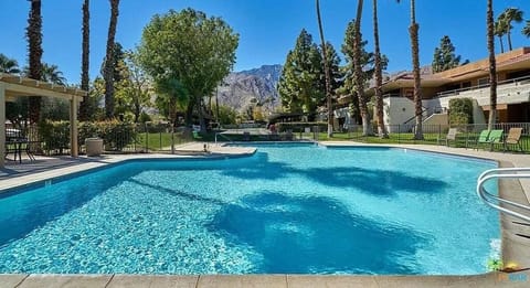 Swimming pool and Jacuzzi a few steps from the Condo
