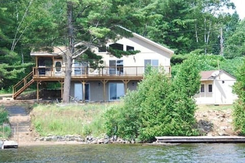 Exterior: Lakeside 4 bedroom cottage rentals Ontario
