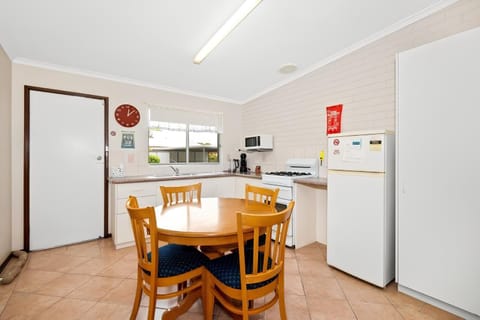 Fully equipped kitchen and dining area