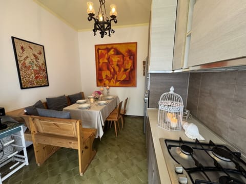 Picture Frame, Table, Furniture, Building, Wood, House, Interior Design, Floor, Gas Stove