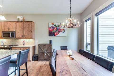 Dining Area | Dishware/Flatware Provided | 1st Floor