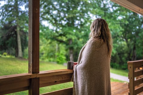Wrap yourself in a cozy blanket, sip something warm, and take in the quiet trees from the porch. Crisp air, total peace, and that perfect fall-and-winter calm—your own cozy escape at Trailside Country Haven.