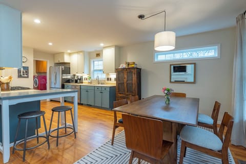 Dining area off the kitchen with seating for 6.