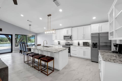 Full kitchen with 4 bar seating