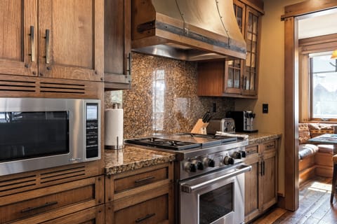 - Cook up comfort in a warm, wood paneled kitchen with stainless steel appliances
- Granite countertops and a bold metal hood bring mountain flair to your meals
- Enjoy hearty dinners after a day of adventure, just steps from the cozy lounge