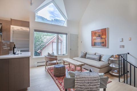 Light & bright w/ vaulted ceilings 