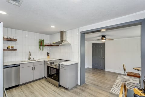 Culinary excellence starts here! Discover the art of cooking in our fully equipped kitchen, featuring top-of-the-line appliances that elevate every meal into a masterpiece. 🍳🍽️ #GourmetGetaway #KitchenEnvy #CookingInStyle