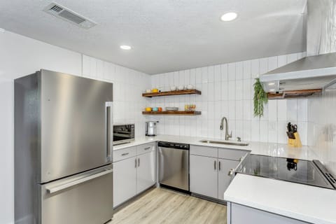 Cook and create in our fully equipped kitchen, featuring top-of-the-line appliances that turn every meal into a culinary masterpiece. Your gourmet journey starts here! 🍽️🔥 #KitchenElegance #ApplianceGoals #CookingInStyle