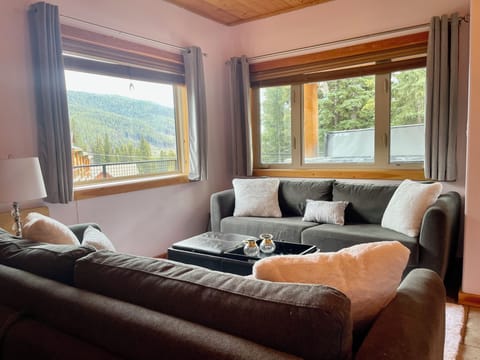 Bright corner suite with view of the valley