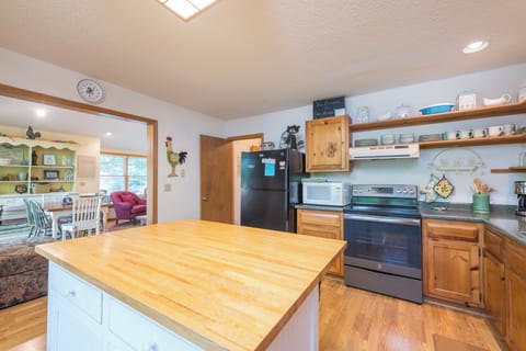 Bright and functional kitchen with stainless steel appliances, plenty of prep space, and all the essentials you need to whip up home-cooked meals during your mountain getaway.