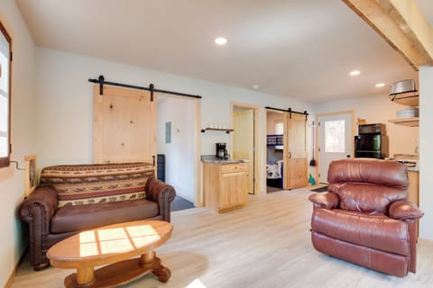 Living Room | Portable A/C Unit | Electric Heating | Twin Sleeper Sofa | Free WiFi