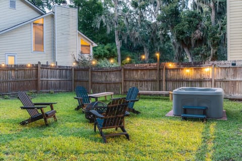 Unwind under the stars! Cozy firepit and hot tub for the perfect evening.