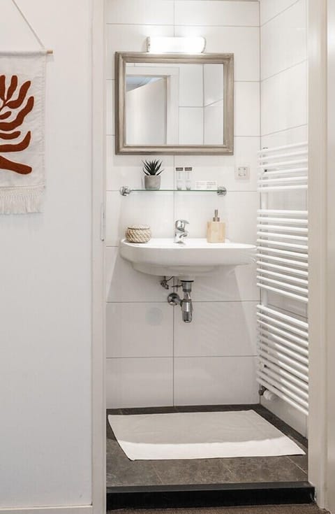 Modernes Bad mit Regendusche im privaten Ferienhaus Zeeland.