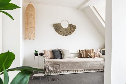 Ontspan in de ruime woonkamer van je charmante vakantiehuis Zeeland.