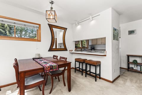 Dining Area with Seating for 6