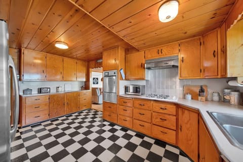 This fully stocked kitchen will allow you to love life!