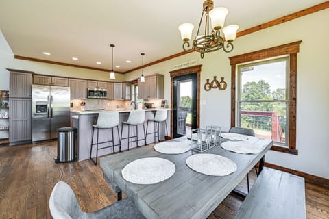 Dining Area | Dishware/Flatware Provided | 2nd Floor