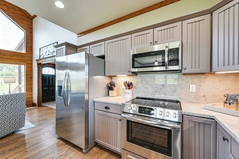 Kitchen | Dishwasher | Keurig/Drip Coffee Maker | Breakfast Bar | 2nd Floor