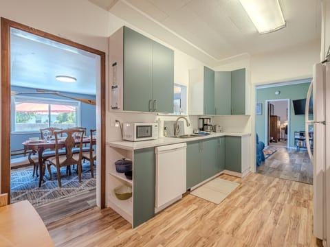 Bold hues and delicious flavors—this space is the heart of your getaway!