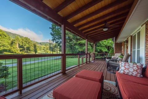 Charming & convenient, Birdie View offers gorgeous year round views of the golf course from the covered front porch as well as quick access to nearby Lake Tomahawk & downtown Black Mountain.