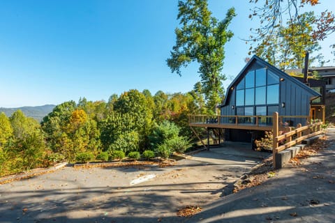 Welcome to Hudson's Peak — a charming mountain retreat blending modern comfort with breathtaking panoramic views!