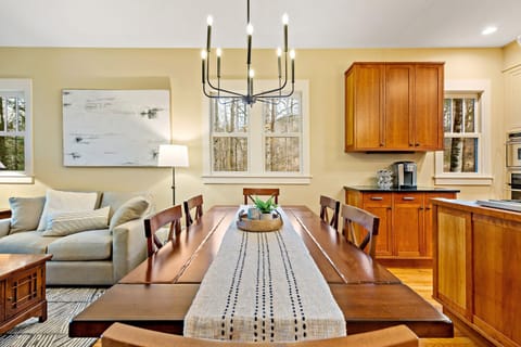 Dining area with seating for 6.