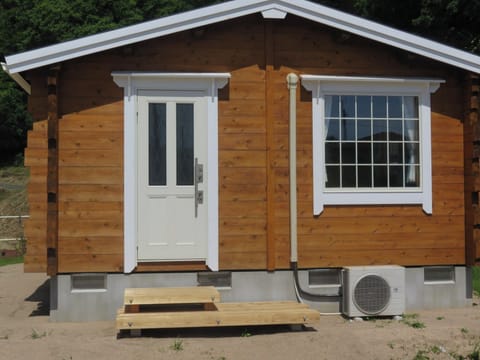 Exterior of the lodge *Bedding is not provided. You must bring your own or rent a sleeping bag.*