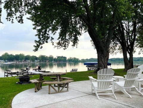 The Waldron Lake Retreat: Stress Less by the Lake! Imagine yourself enjoying this scene during your stay at our house! Complete peace, taking in nature at it's best. 