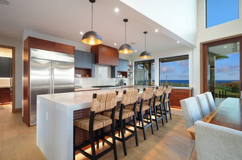 The chic breakfast bar for quick meals or entertainment.