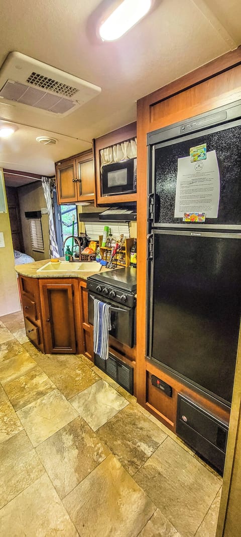 Stove, freezer, refrigerator, sink, microwave. Everything you'd need!