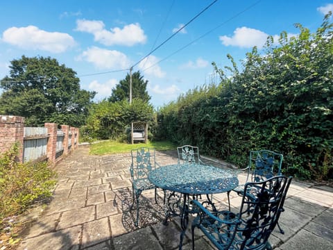 Sitting-out-area | Bowling Green Farm- Drakes - Bowling Green Farm, East Orchard, near Shaftesbury