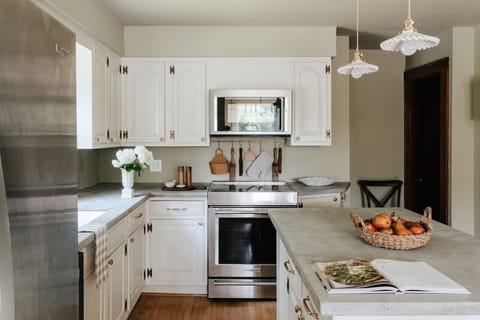 A chef’s delight! This fully equipped kitchen offers modern appliances and a charming space to cook and gather.