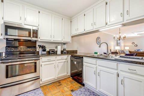 Kitchen | Dual Drip/Keurig Coffee Maker | Dishwasher | Blender | 1st Floor