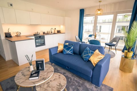 Modern ausgestattete Küche inklusive Backofen, Induktionsherd, Wasserkocher, Toaster, Spülmaschine, Kühlschrank und NESPRESSO-Kaffeemaschine, perfekt für jede Mahlzeit.