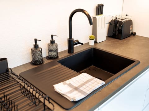 Modern ausgestattete Küche inklusive Backofen, Induktionsherd, Wasserkocher, Toaster, Spülmaschine, Kühlschrank und NESPRESSO-Kaffeemaschine, perfekt für jede Mahlzeit.