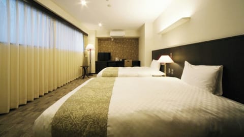 <Deluxe Twin> The calm colors are popular with women. This room has two 120cm wide beds.