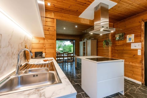 Bright kitchen with island & modern finishes 💡