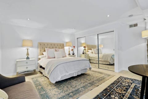 Queen sized bed with nightstands, large smart TV Samsung. Lots of closet space.