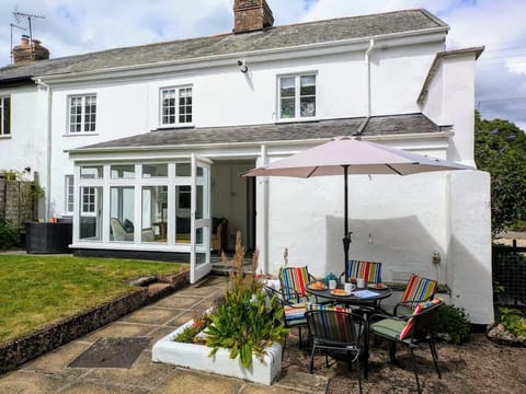 Relax and dine in the spacious outdoor area, complete with comfortable seating for six.