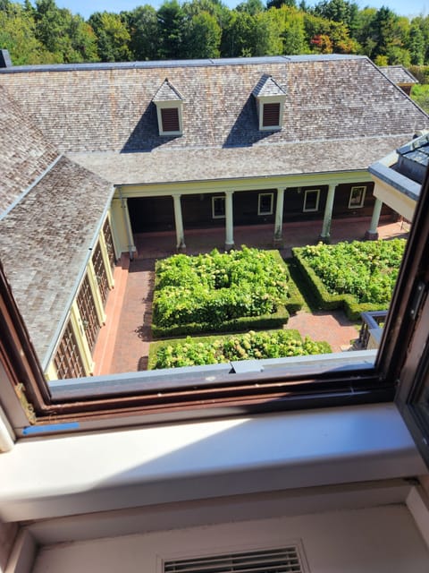 Bedroom with a Garden view