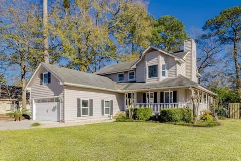 STRICTLY NO PARKING ON LAWN OR STREET.