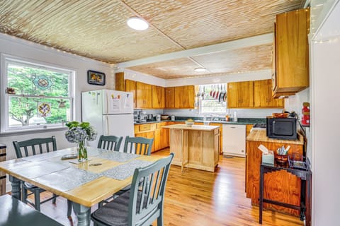 Dining Area | Dishware/Flatware