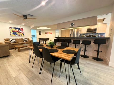 Fully equipped kitchen with breakfast island bar and a dining table that seats 6