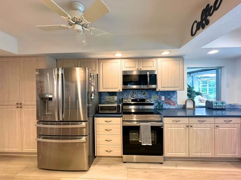 Fully equipped kitchen with breakfast island bar and a dining table that seats 6