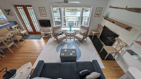 Livingroom with waterviews