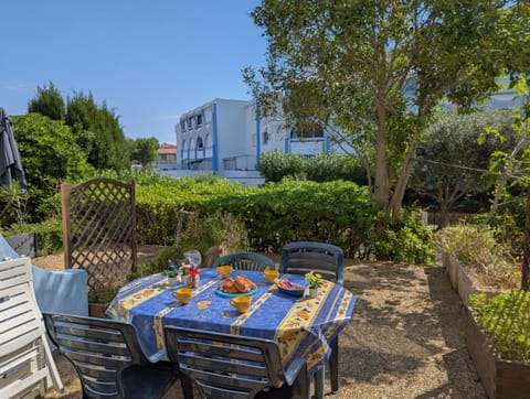 Pleasant terrace in ground garden